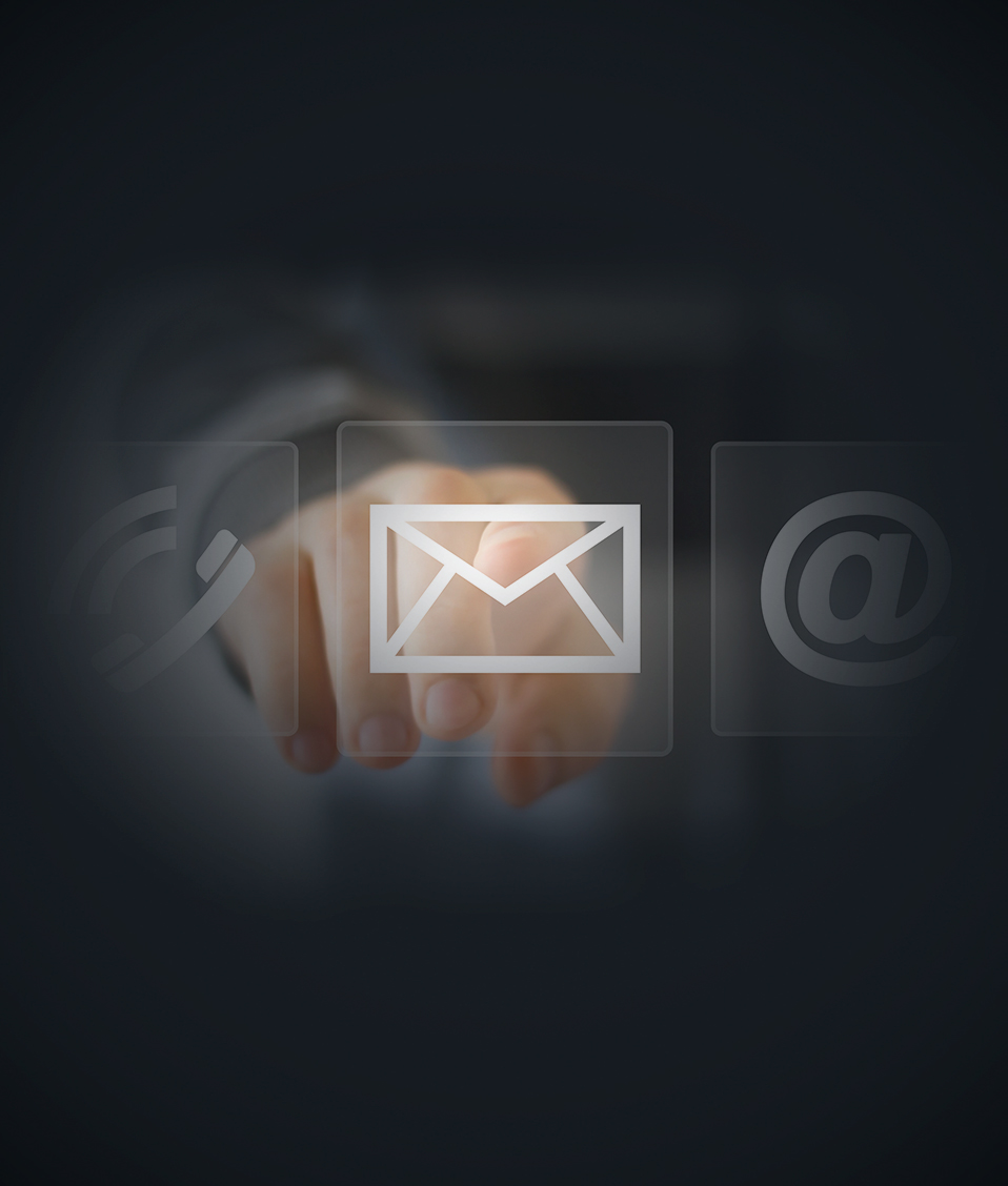 Aparecen tres iconos. El primero de un teléfono, el segundo de un sobre y el tercero un @. Se ve la mano de un persona pulsando sobre el icono del sobre