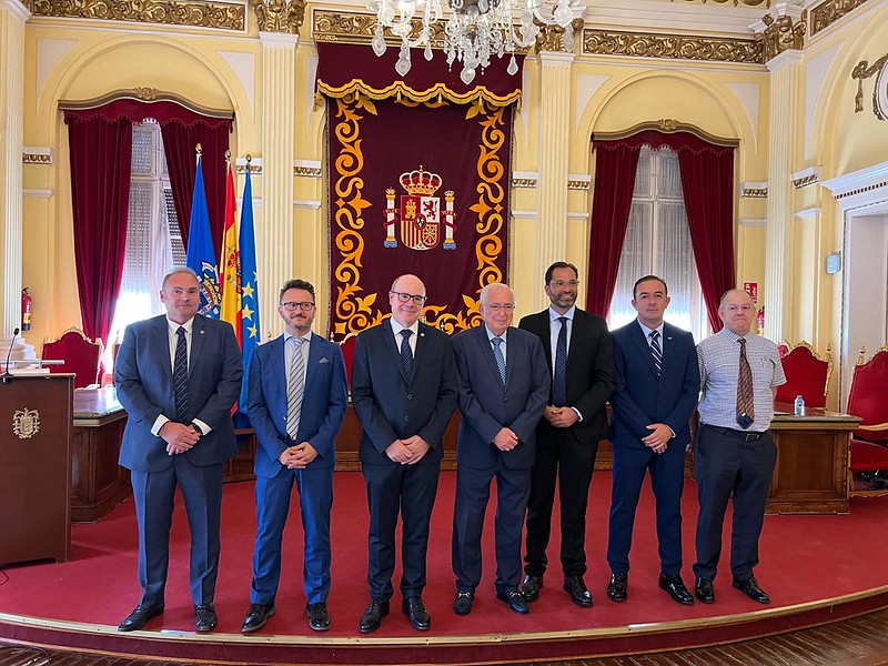 El rector con el presidente de la Ciudad, junto a miembros de la UGR