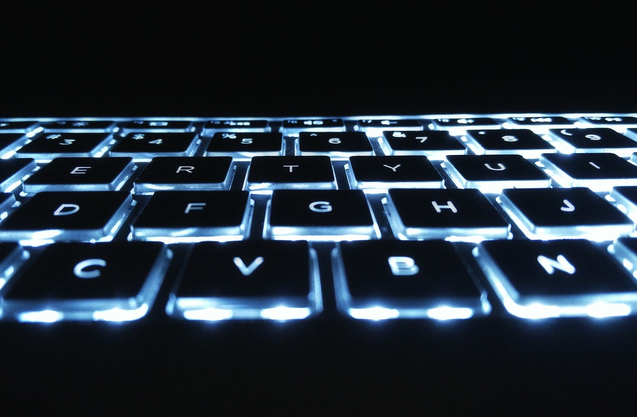 Imagen de un teclado de ordenador con luz