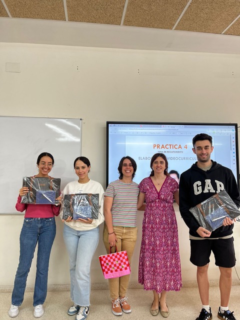 Foto con los ganadores del concurso y la profesora Rocío Llamas