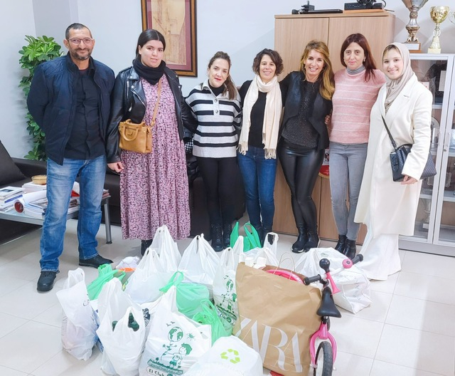 Foto de las personas que se han encargado de hacer la difusión de la campaña y recogida de la comida y juguetes