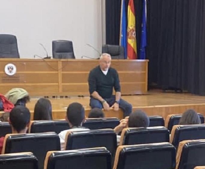 Foto del vicedecano Juan Manuel en el salón de actos con alumnos y alumnas 