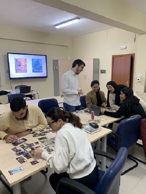 Foto alumnos y alumnas realizando el escape room con el profesor