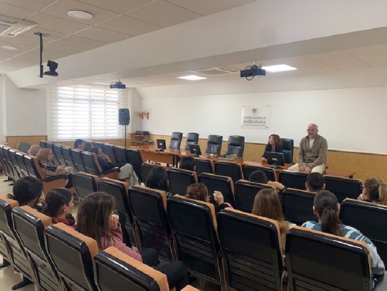 Foto en la Sala de Grados con los estudiantes de últimos cursos y el Vicedecano de Estudiantes, la Secretaria Académica y la Vicedecana de Prácticas