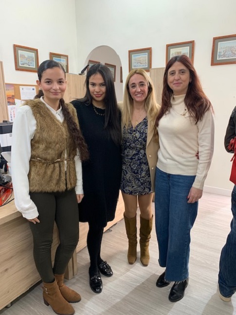 Foto de la visita de la vicedecana de prácticas Rocío donde nuestros estudiantes de últimos cursos se encuentran realizando prácticas ex