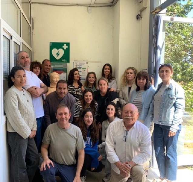 Nuestra Facultad participa en el curso sobre Soporte Vital Básico y uso del DEA Foto con personal que participó en el curso con el desfibrilador