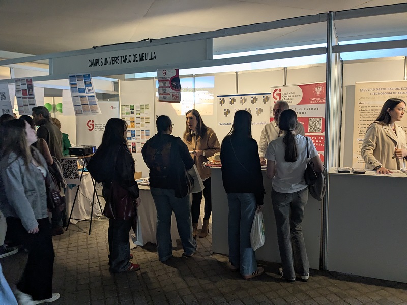 Foto estand de la Facultad en el X Salón Estudiantil