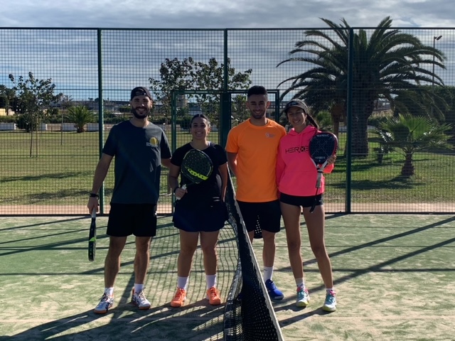 4 alumnos en el campo de tenis con raquetas posando para la foto