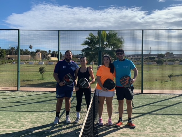 4 alumnos en el campo de tenis con raquetas posando para la foto