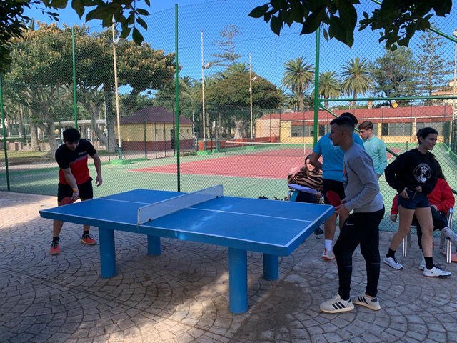dos alumnos jugando al ping-pong