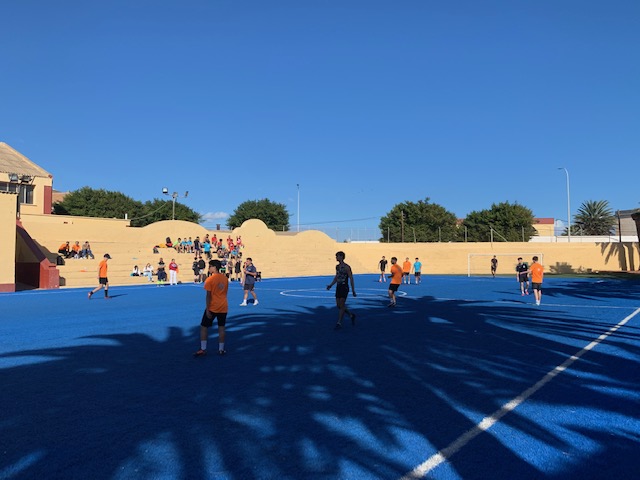 Grupo de alumnos jugando al fútbol