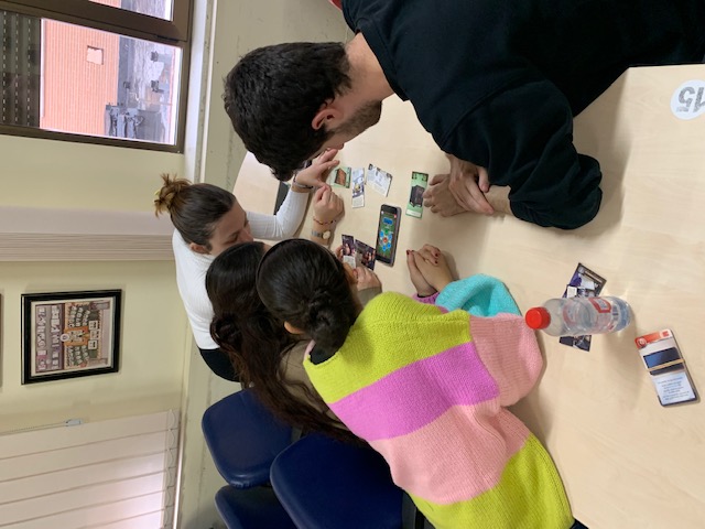 Foto de alumnos evaluando pistas