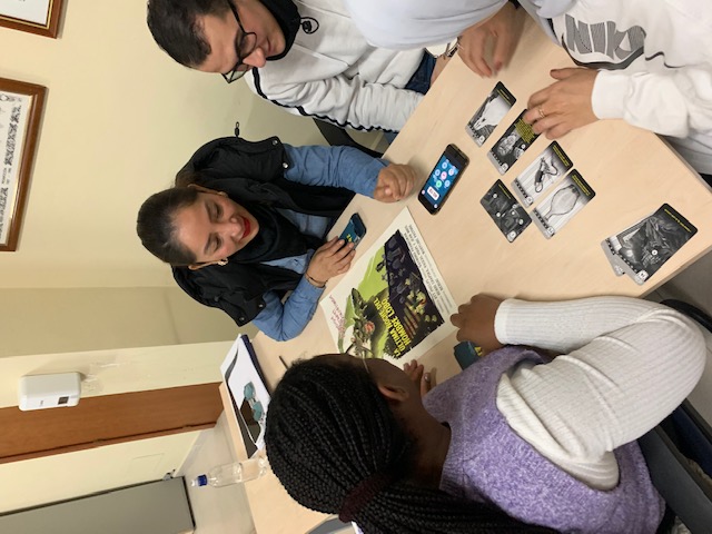 Foto de alumnos evaluando pistas