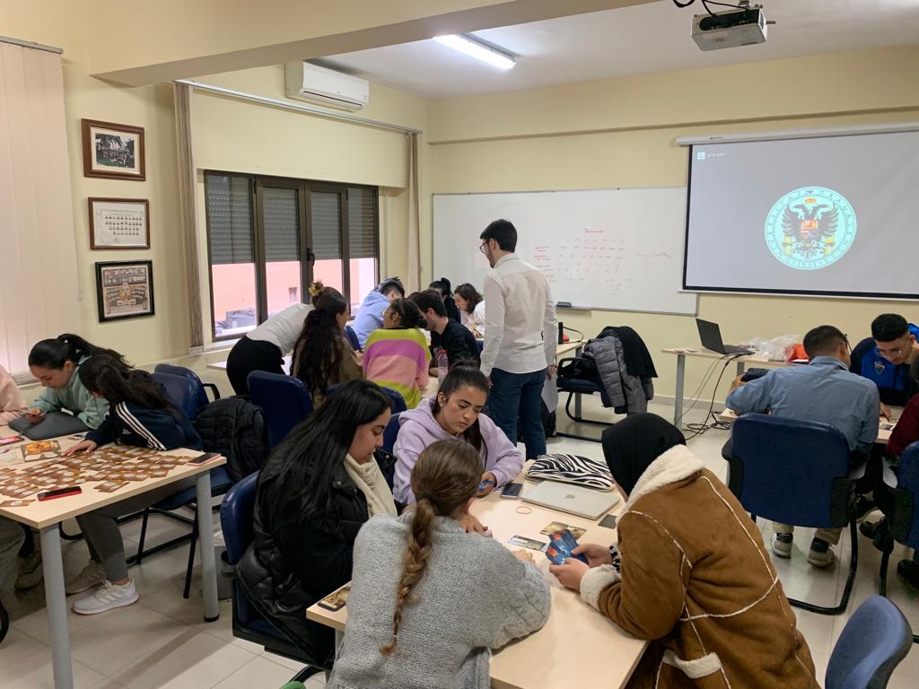 Foto de alumnos evaluando pistas