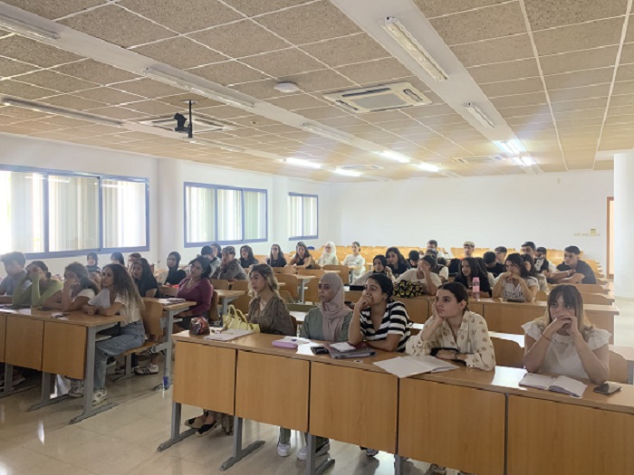 Foto alumnos presenciales atendiendo aula virtual