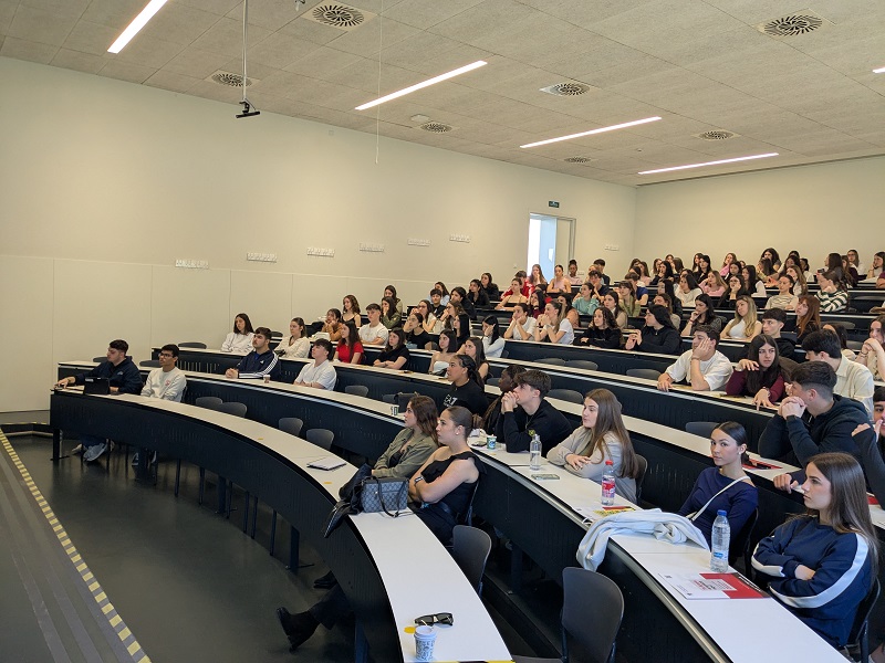 Foto de los estudiantes en el aula en el X Sal贸n Estudiantil