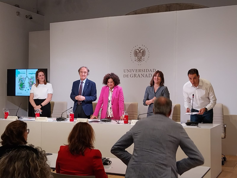 Entrega de galardones Entrega del galardón por la rectora de la UGR