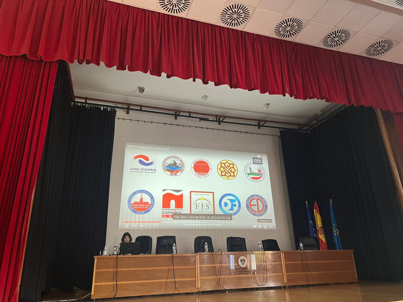 Presentación universidades colaboradoras Escenario del salón de actos del Campus de Melilla con la presentación de los logotipos de las distintas universidades que participan en el Staff Training Week