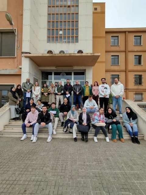 Miembros de la comunidad universitaria en la puerta del edificio