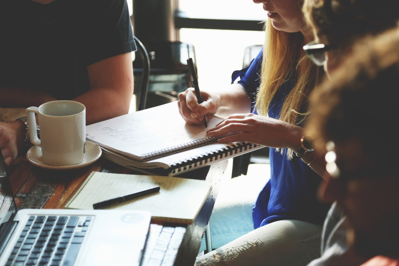 Oferta de prácticas internacionales: Ascari Foto personas trabajando en grupo