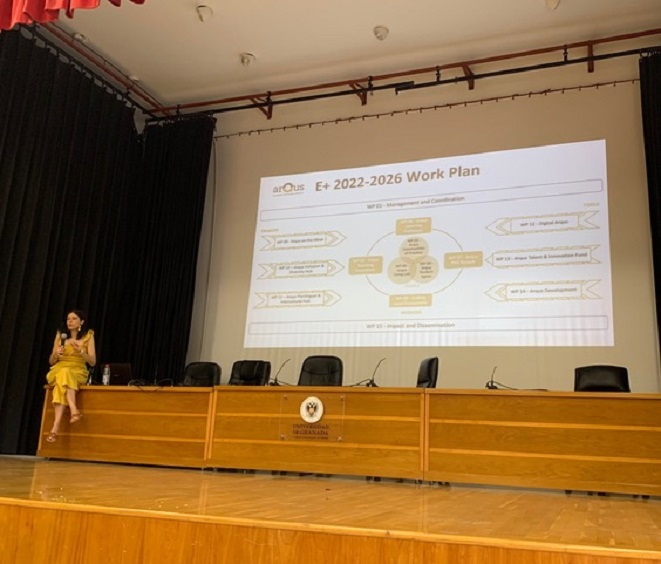 Jornada sobre la Alianza Universitaria Europea ARQUS Foto profesora Rocío como ponente en la Jornada