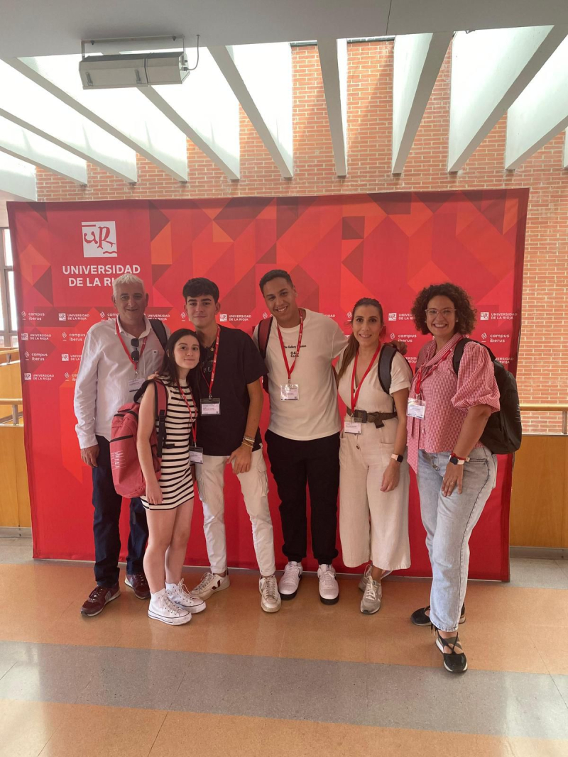 Fase Nacional de la Olimpiada de Economía 2024 Foto tres clasificados fase local secretaria y profesora de FACISO