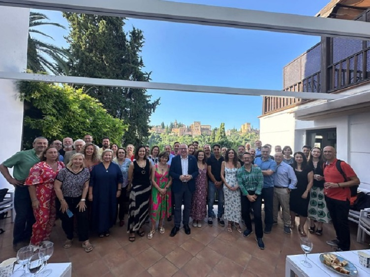 Nuestro Decano participa en la Reunión del Rector con los Decanos/as y Directores/as de la UGR Foto Rector equipo de gobierno y decanos decanas y directores de la UGR