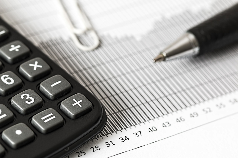 Oferta de empleo para graduados en ADE Imagen con calculadora y bolígrafo