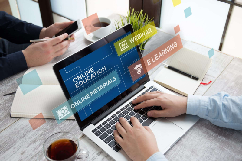 Cursos formativos EventEX Imagen escritorio con ordenador y material de oficina y dos personas