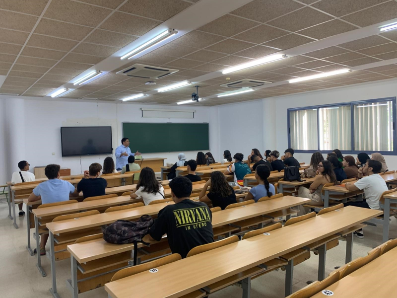 Jesús Mauricio profesor de la Facultad nominado a los premios Educa Abanca Foto clase Jesús Mauricio y alumnos y alumnas