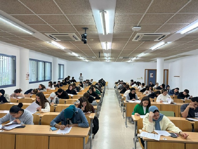 Foto de alumnos sentados examinándose en la Olimpiada de Economía (fase local Melilla)