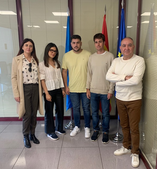 Reuniones con tutores en entidades de prácticas y visitas Foto de la vicedecana con los estudiantes, responsables y tutores de las entidades