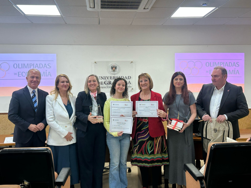 Lina El Hadi ganadora de la Olimpiada de Economía de Melilla Foto grupal con la primera clasificada en la olimpiada de economía de melilla