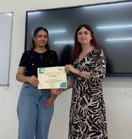Ganadora "Concurso: Elabora tu Videocurrículum" en 3º de ADE Foto la vicedecana Rocío y de la alumna con su diploma
